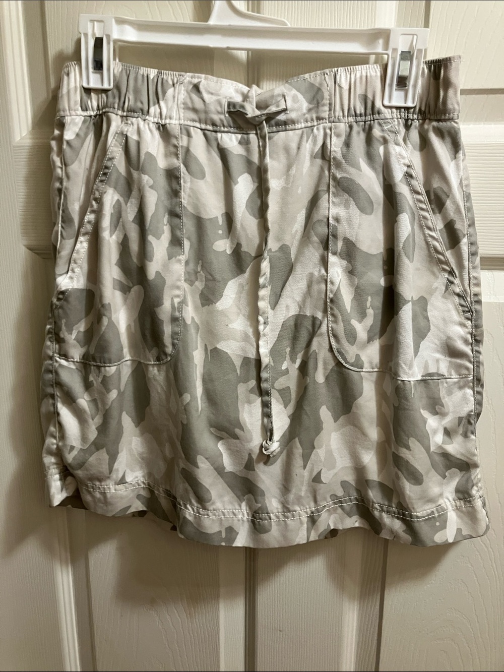 Nicole Miller White Elastic Waist Skirt with Subtle Stripe